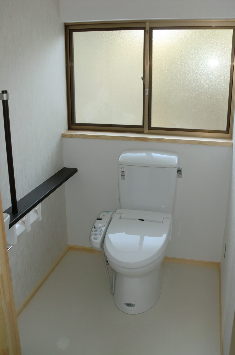 大・小それぞれあったトイレを、間取り変更で1.5帖の広々としたトイレにリフォーム工事 株式会社垣﨑住設