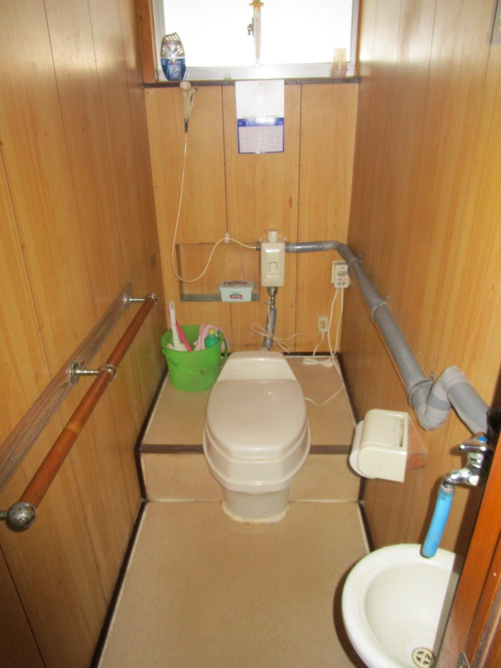 和式据置型トイレを簡易水洗シャワートイレにリフォーム工事〘LIXIL／トイレーナR ＆ NEW Passo